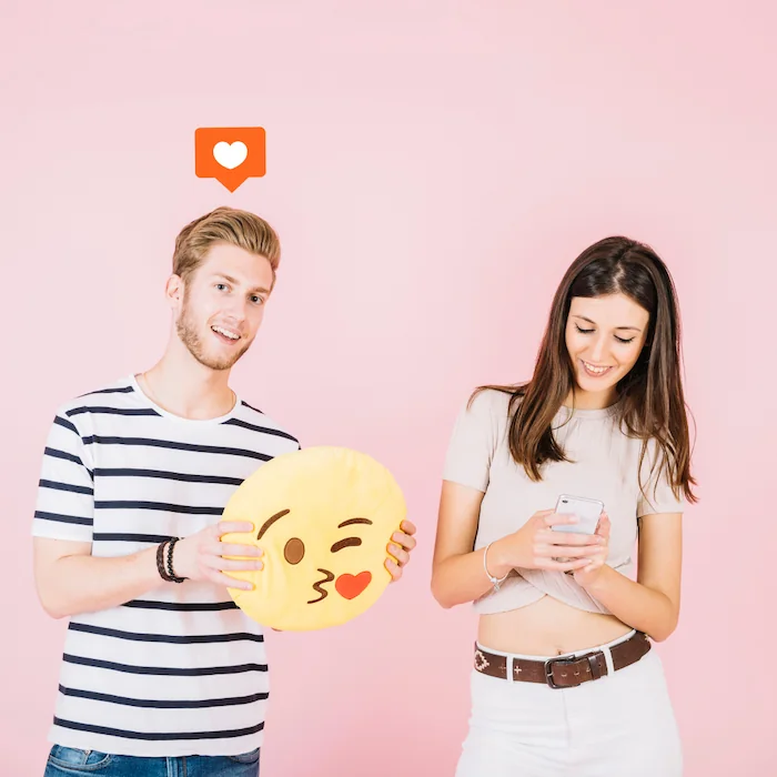 chico tratando de enamorar a una chica por redes sociales