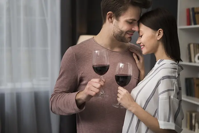 pareja de novios tomando un vino celebrando San Valentín