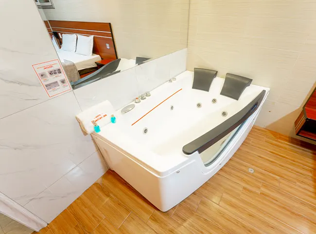 Cuarto con jacuzzi relajante