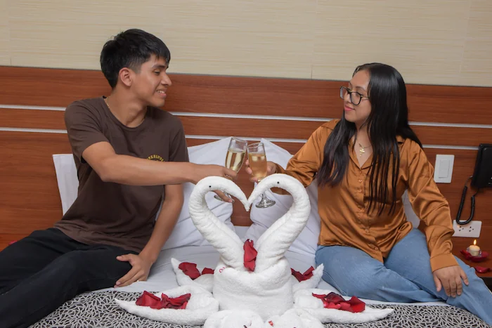 novios felices en una habitación