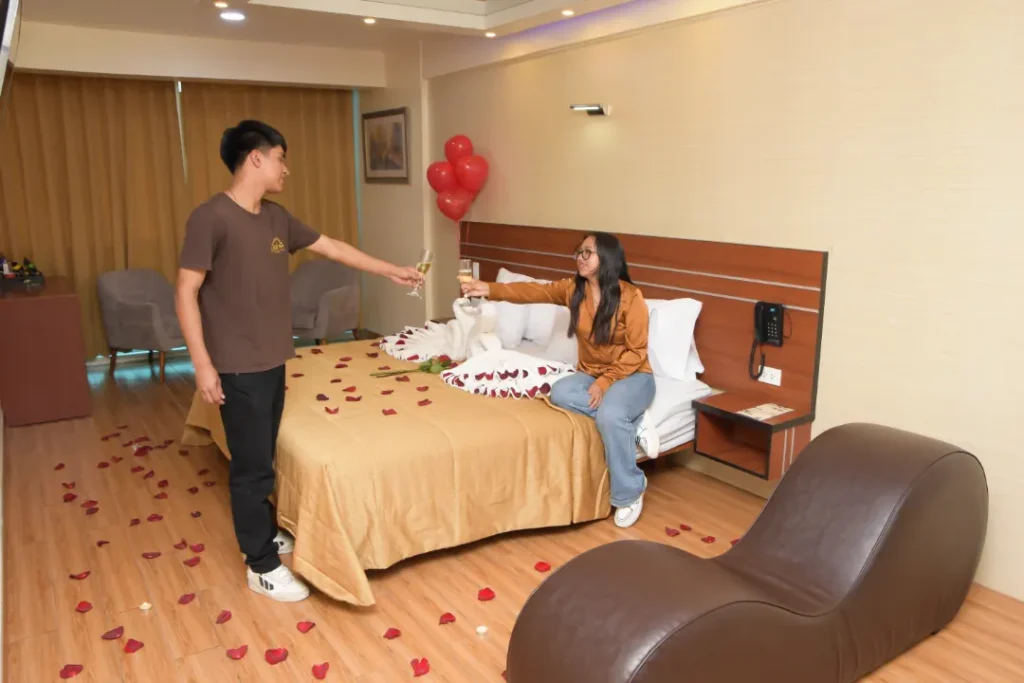 pareja en una habitación temática de amor