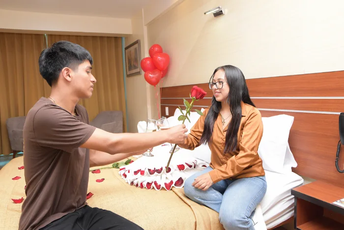 pareja disfrutando de su aniversario