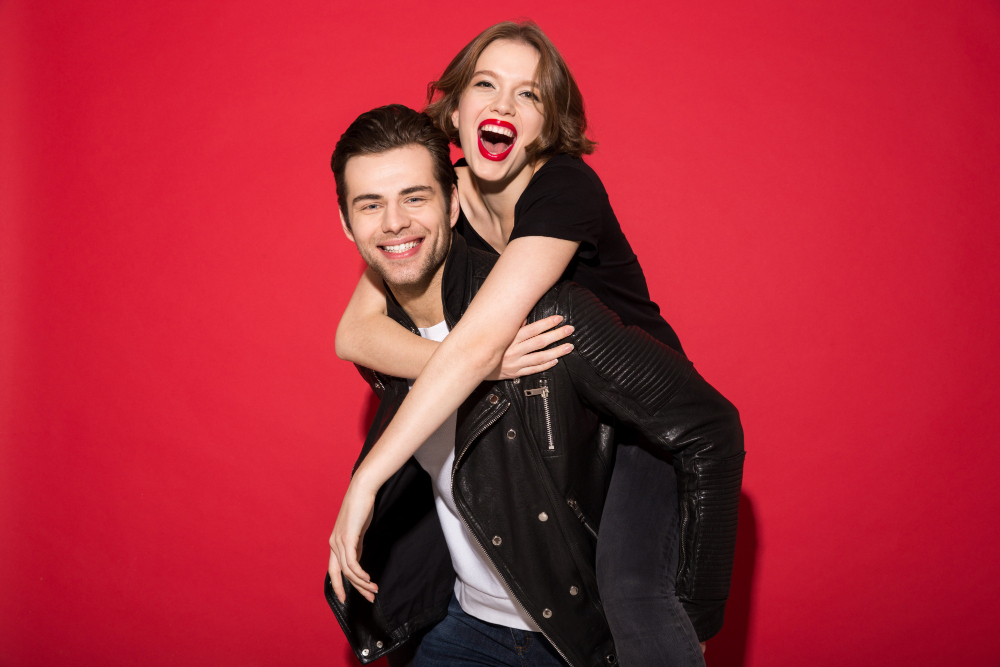 dos parejas felices y disfrutando del amor