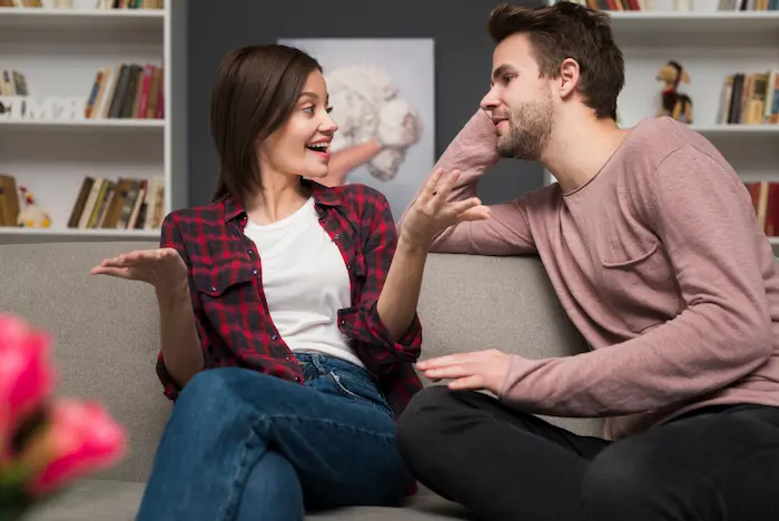 hombre enamorado escuchando atentamente a su pareja