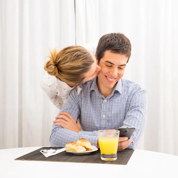 novios felices porque entienden su lenguaje del amor