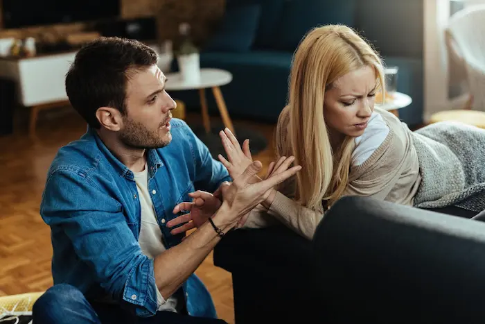 novios discutiendo y la chica no lo quiere escuchar