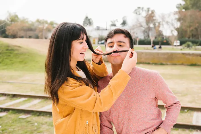 hombre enamorado contento y haciendo bromas con una chica