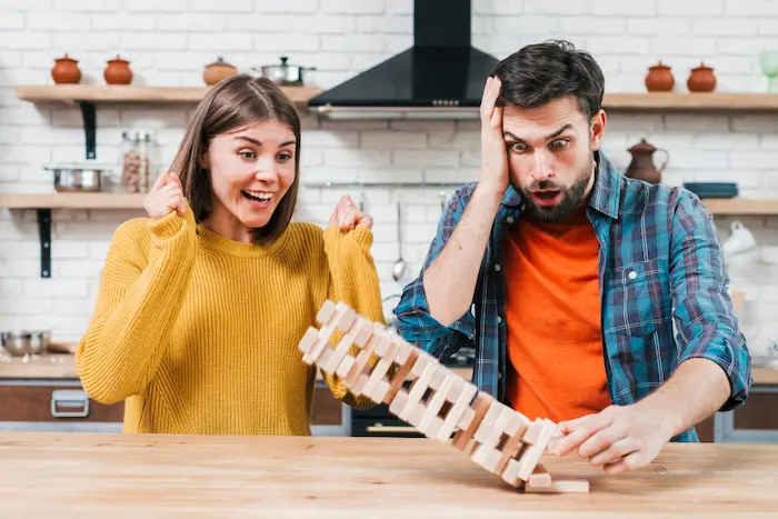 pareja jugando juegos de mesa en casa 