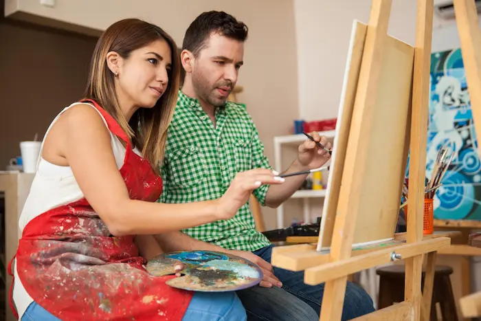 cita en casa pintando cuadro en pareja