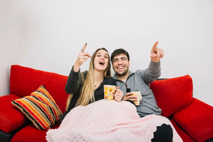pareja de novios viendo una peli en casa, disfrutando del momento
