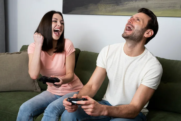 novios jugando videojuegas disfrutando en casa 