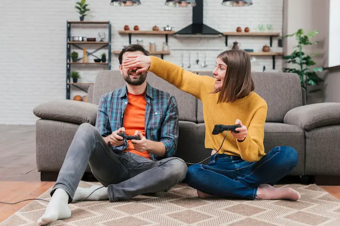 pareja de novios jugando videojuegos