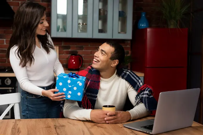 esposa dandole regalo a su pareja por el día del padre