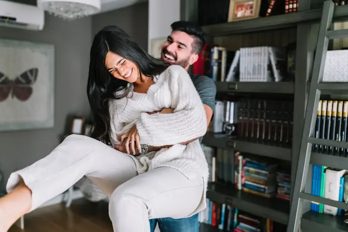 novios contentos porque superaron muchas etapas y ahora estan felices, disfrutando de sus logros