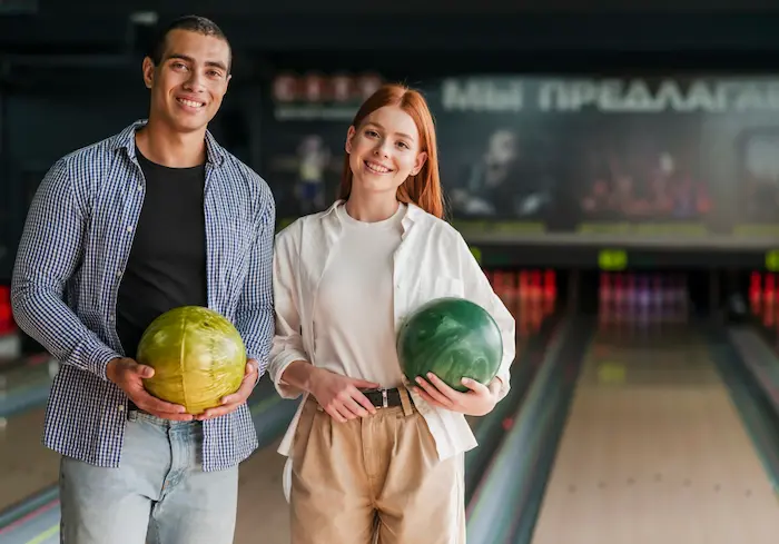 novios contentos en una sala de bowling