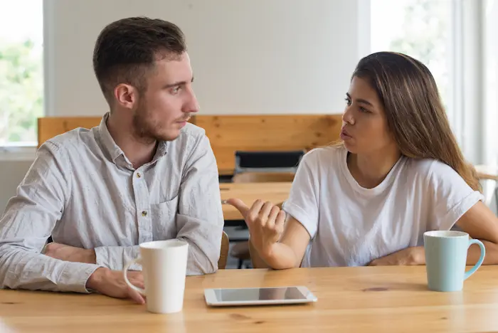 novios conversando seriamente