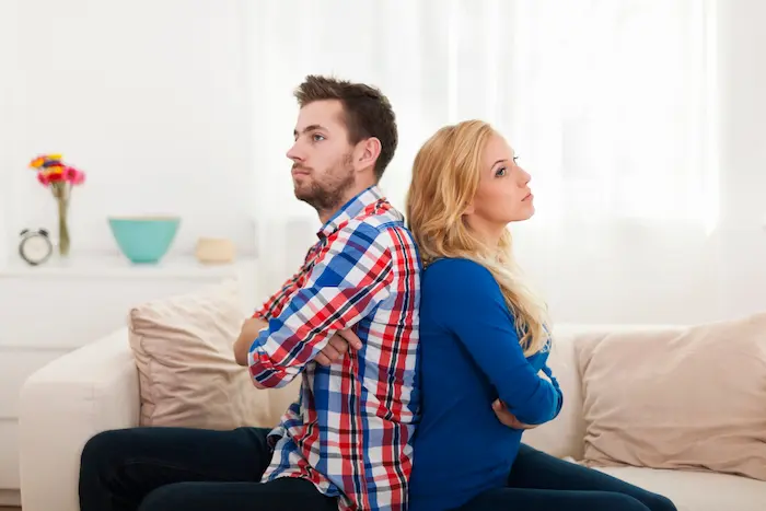 pareja enojada, no se quieren ni ver, estan en la etapa de crisis 