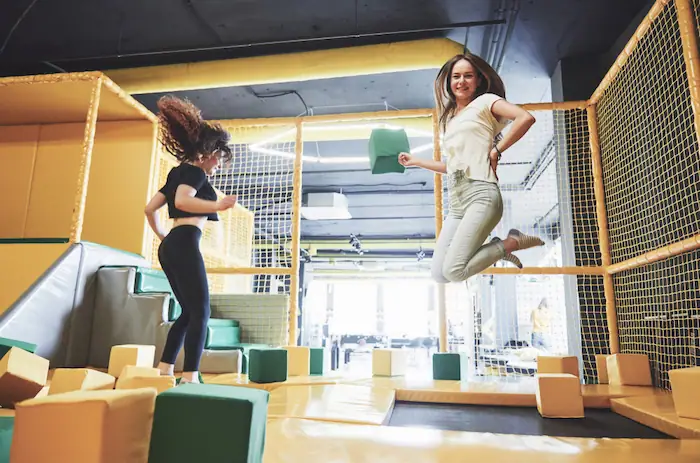 Parques de trampolines Diversión y ejercicio en pareja