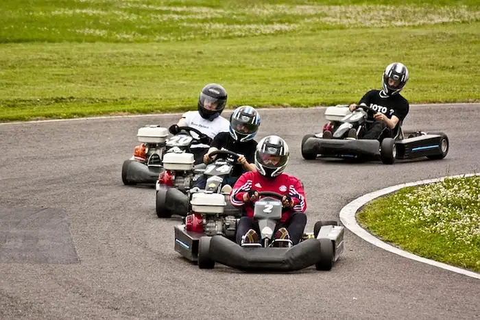 carreras con carritos en un circuito divertido