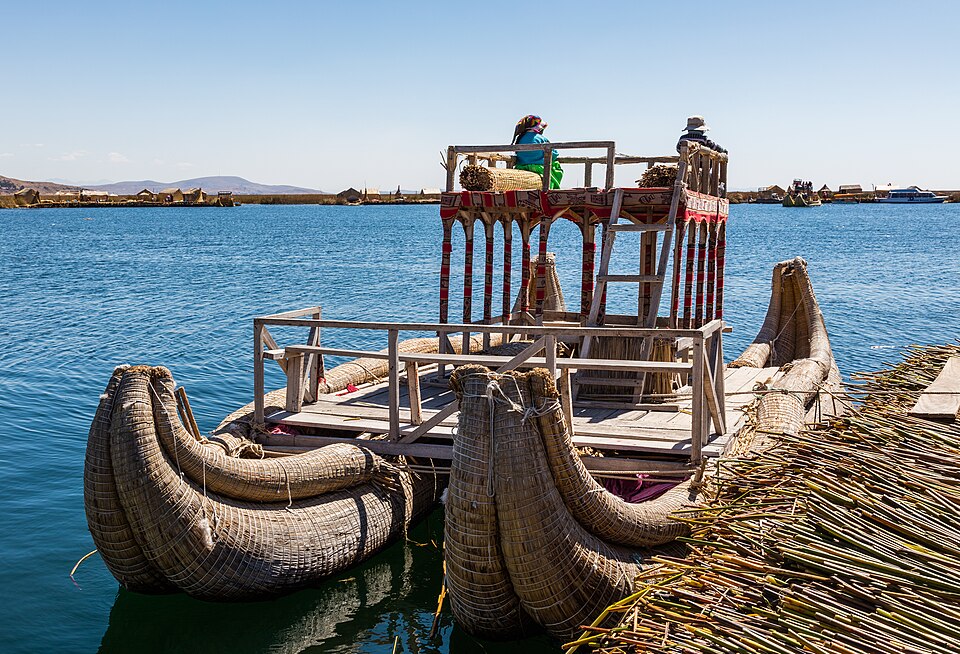 caballito de totora dentro del lago titicaca