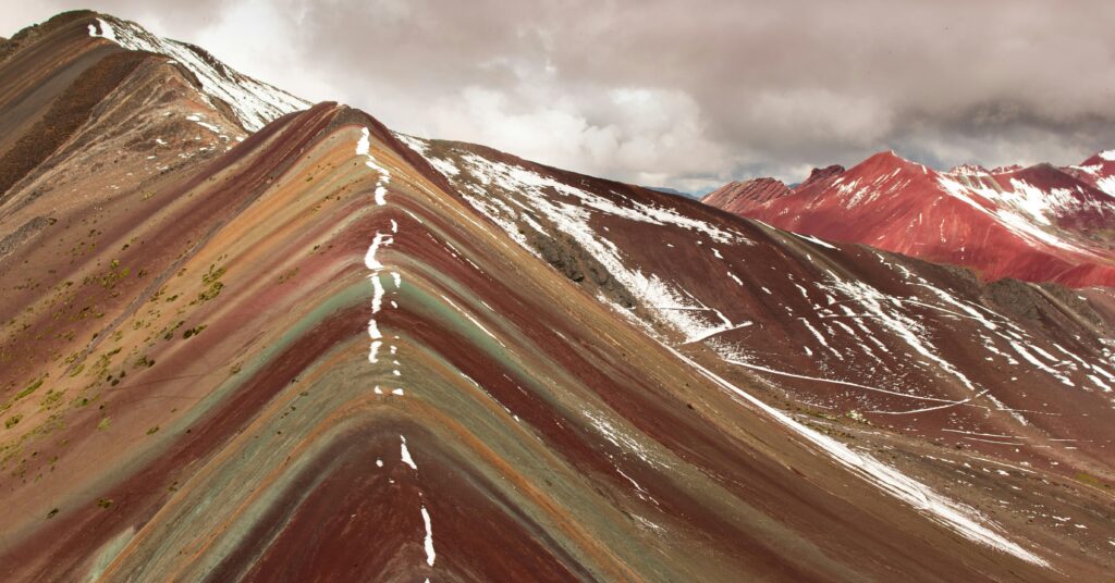 montaña hermosa de muchos colores