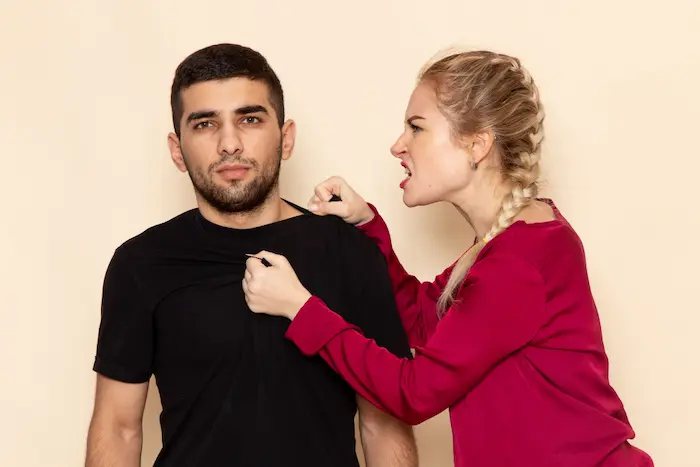 mujer molesta con su novio sin motivo