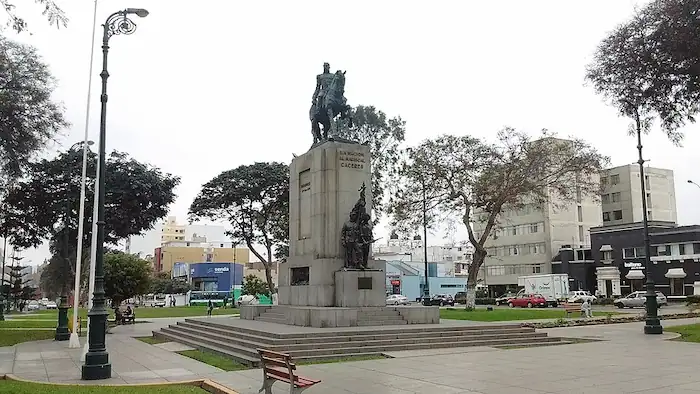 parque amplio , lindo para pasear un domingo