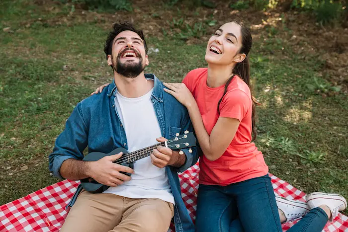 chicho tocando el uquelele junto a una chica