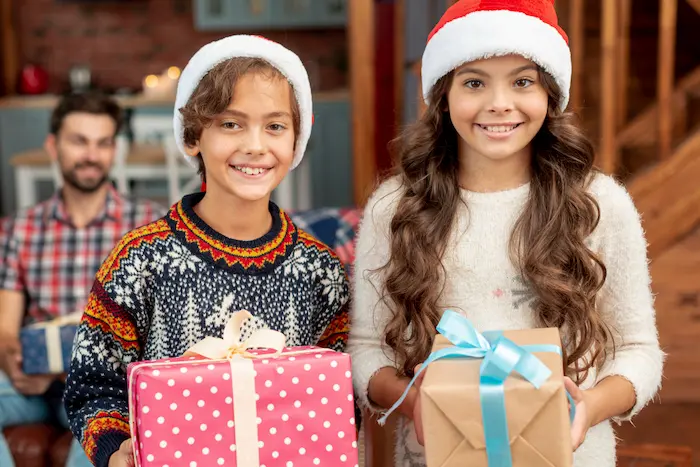 dos niños felices por sus regalos