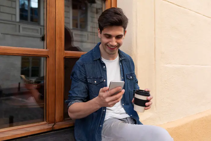 chico escribiendo por una app de citas a una chica
