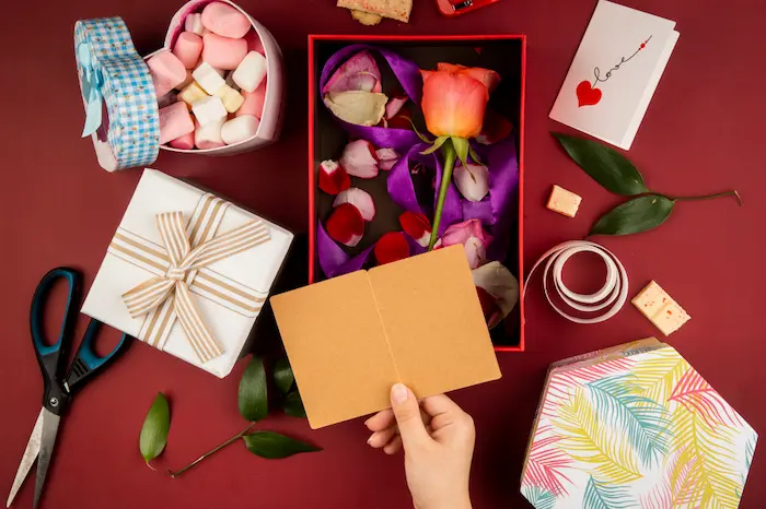 persona realizando un regalo personalizado