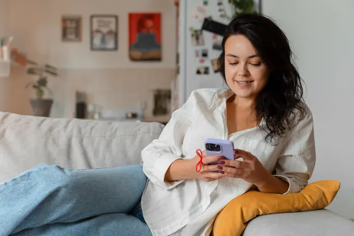 mujer conversando con su saliente por chat