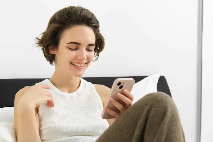 chica feliz usando app de citas