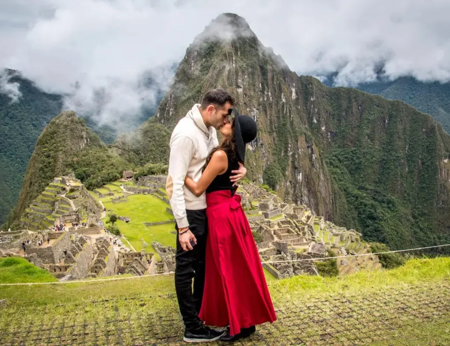 pareja feliz dandose un beso en machu picchu