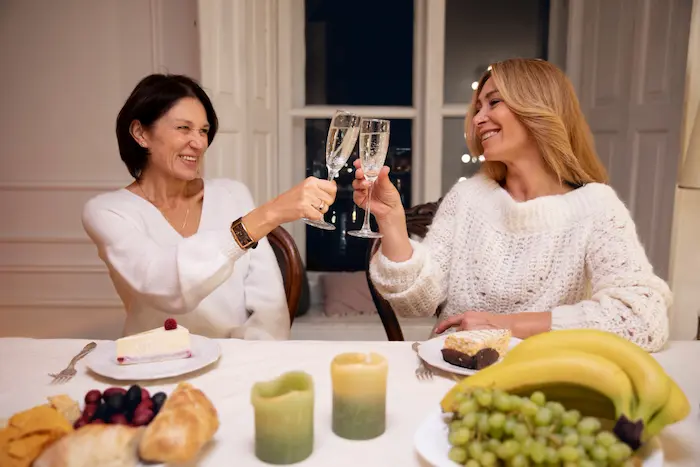 dos mejores dando un brindis por el nuevo año