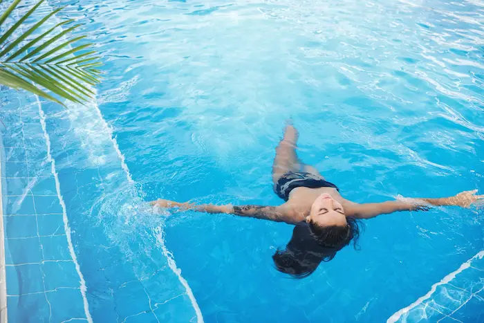 Beneficios de ir a la piscina en verano