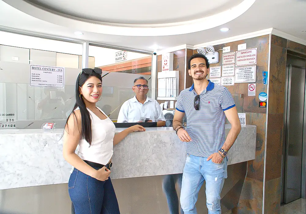 un chico y una chica en la recepción del hotel century