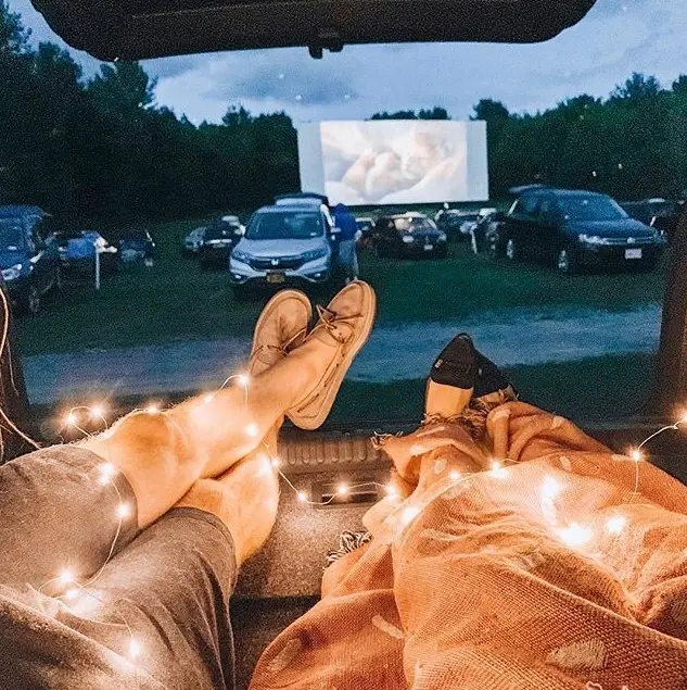 personas viendo una pelicula desde su auto