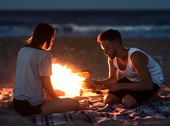 pareja de enamorados en una playa de noche