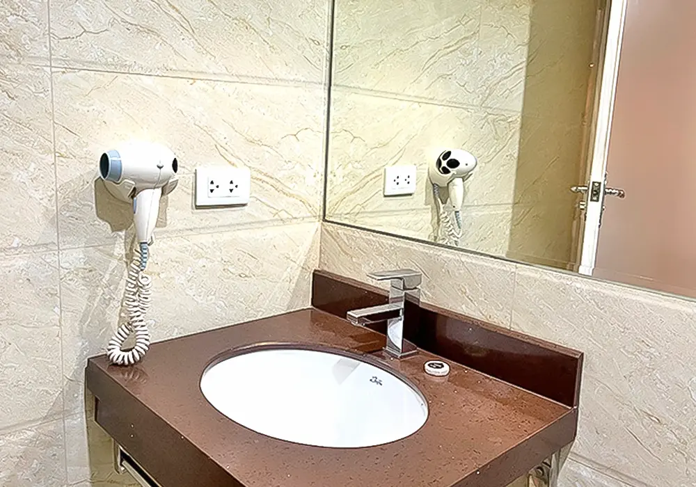 baño de la habitación con jacuzi