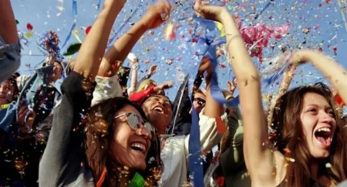personas celebrando f