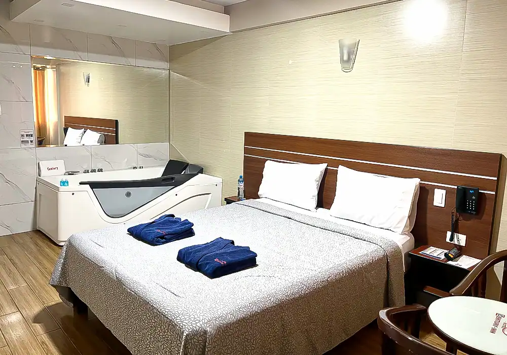 habitación con jacuzzi