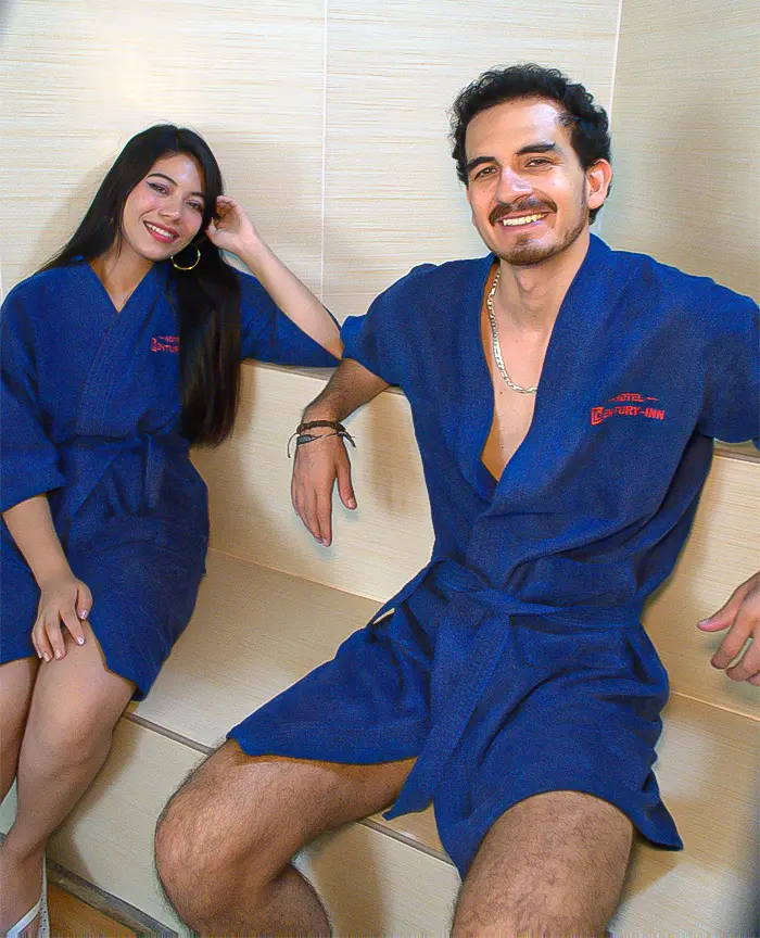 un chico y una chica sentados en un sauna a vapor