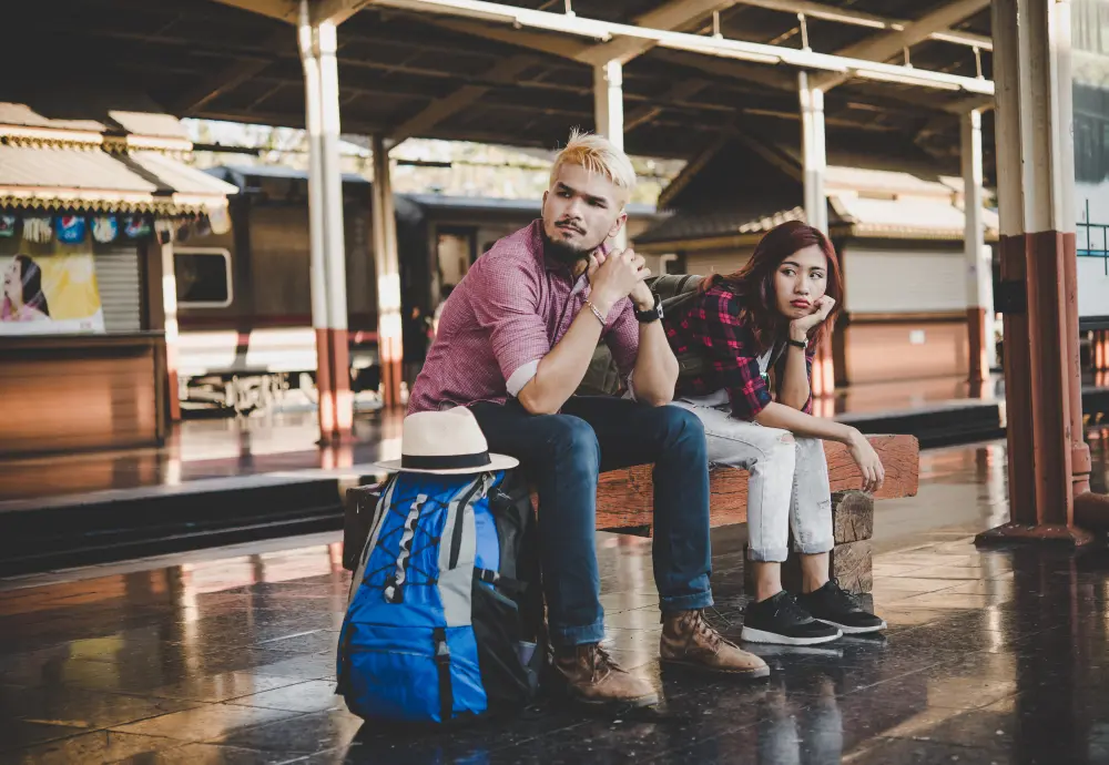 pareja yendo a viajar enojados