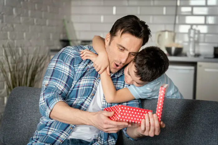 niño dandole un regalo a su padre
